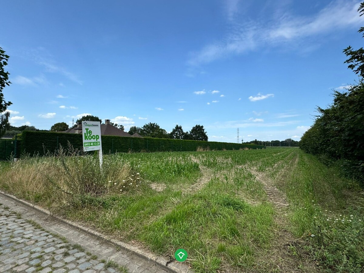 Bouwklare bouwgrond van 1863 m&#178; te Roeselare 