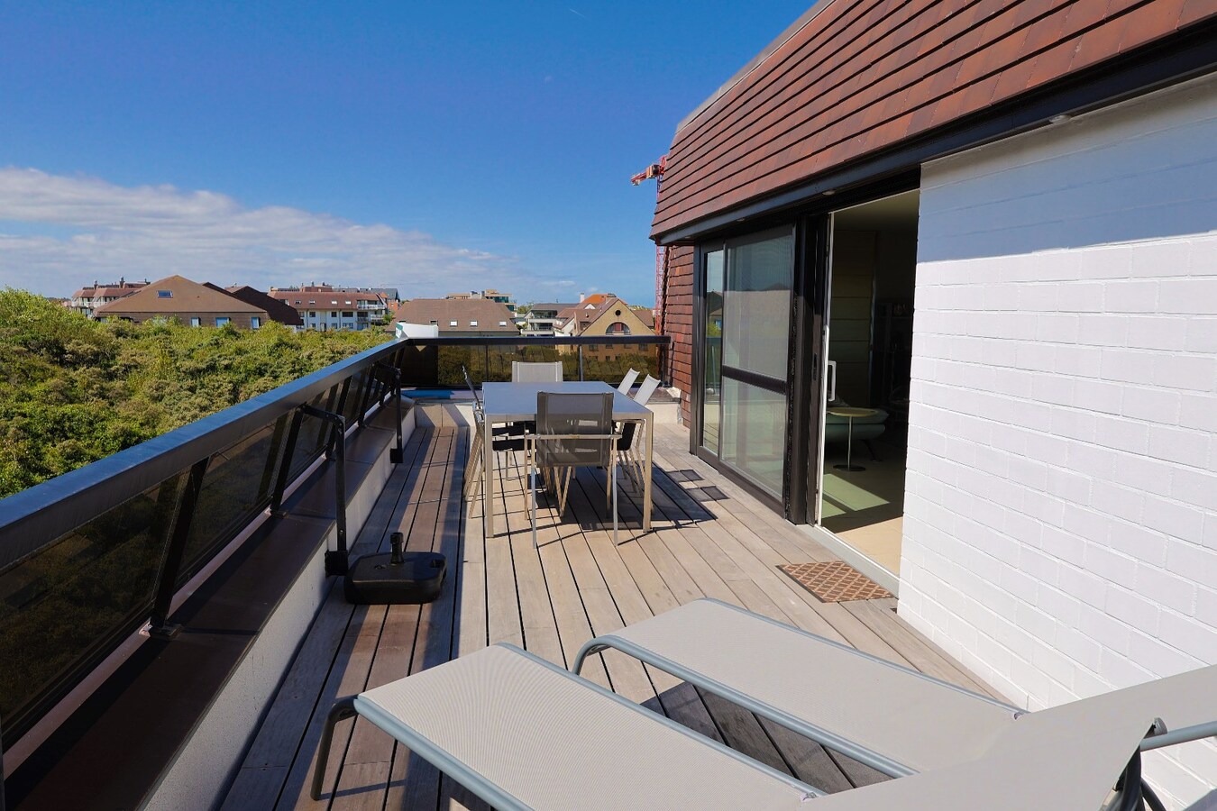 Penthouse ensoleill&#233; avec terrasse spacieuse &amp; deux chambres &#224; coucher 