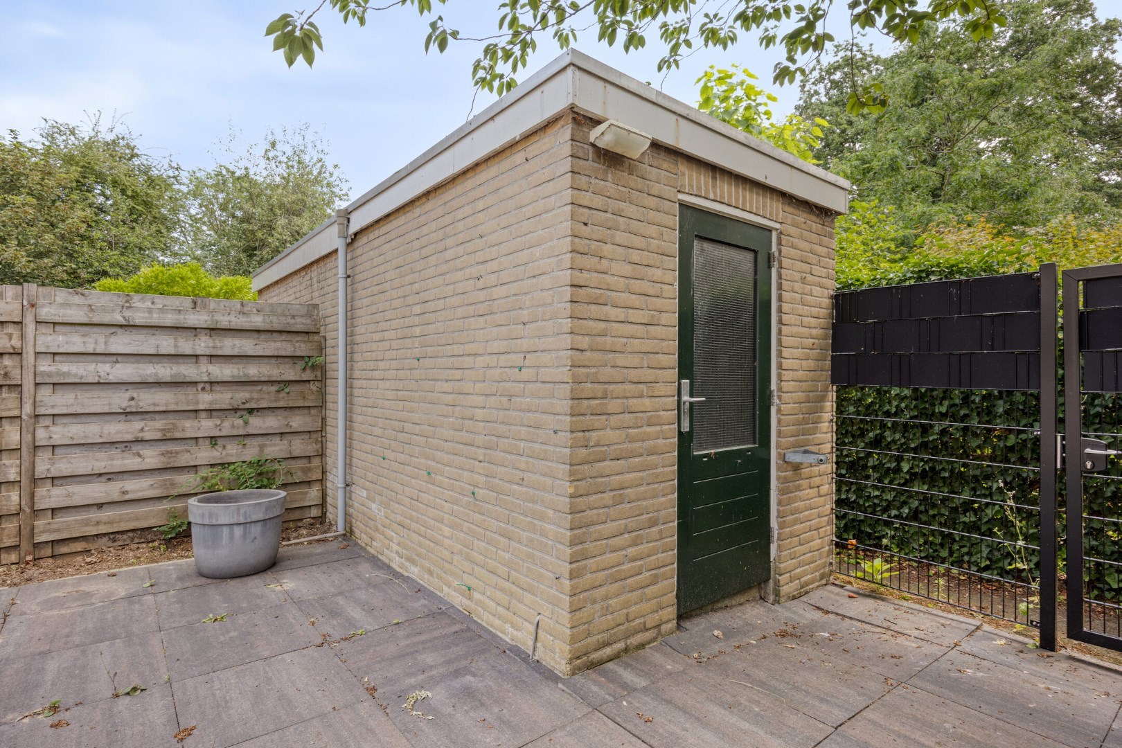 Ruime eengezinswoning met 5 kamers op eigen grond, 11 zonnepanelen en een centrale ligging in de wijk Ommoord. 