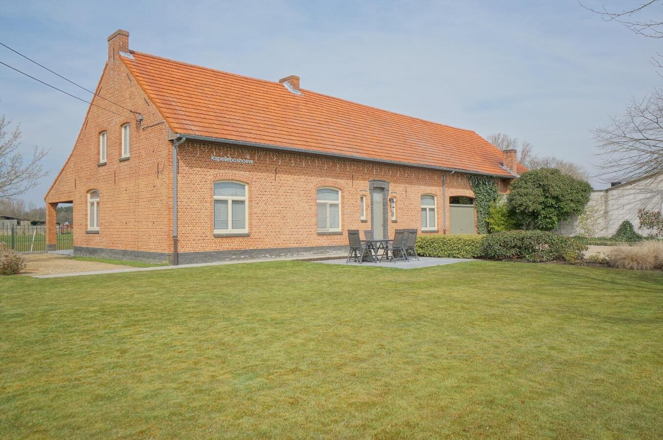 Gerenoveerde hoeve met stallingen op ca. 5800m&#178; te Ramsel 