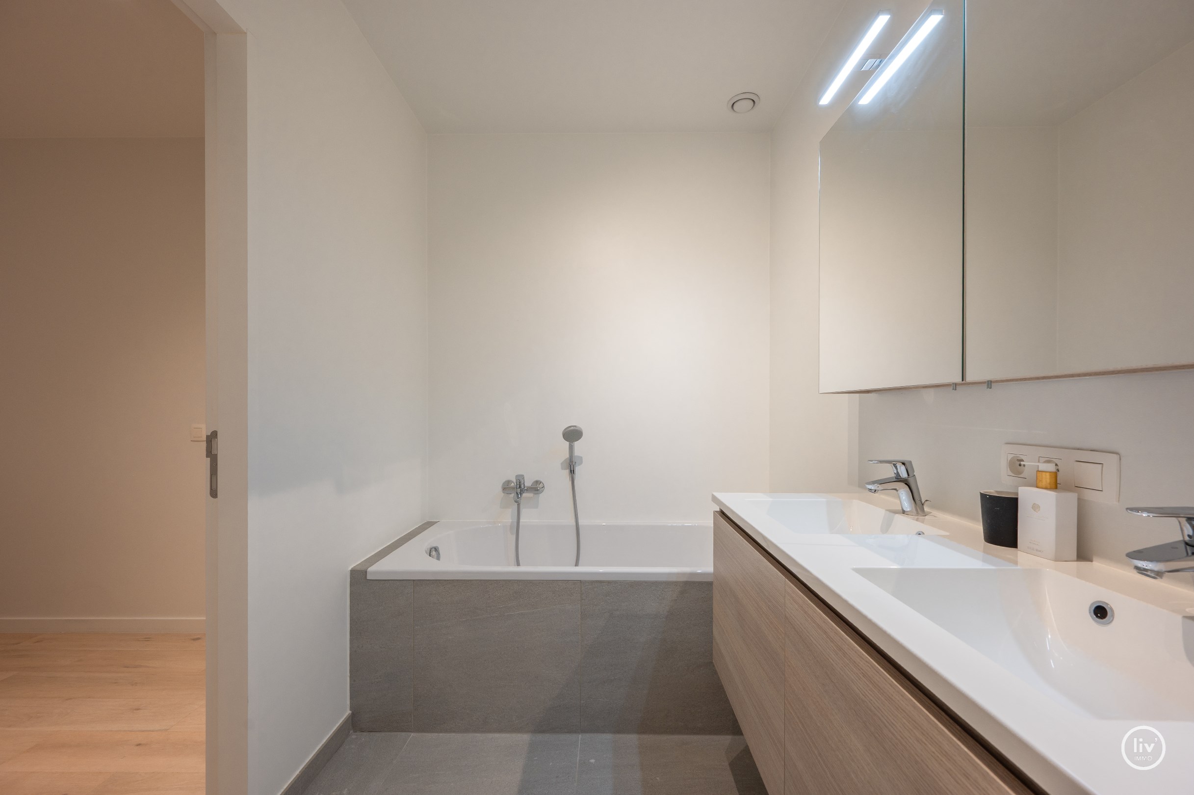 Luxueus afgewerkt appartement met 2 slaapkamers genietend van een open zicht gelegen in de Piers de Raveschootlaan. 
