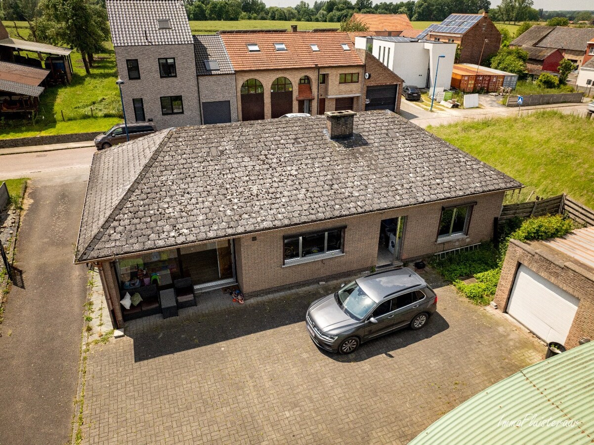 Deels gerenoveerde woning op ca. 30 are gelegen te Tienen. 