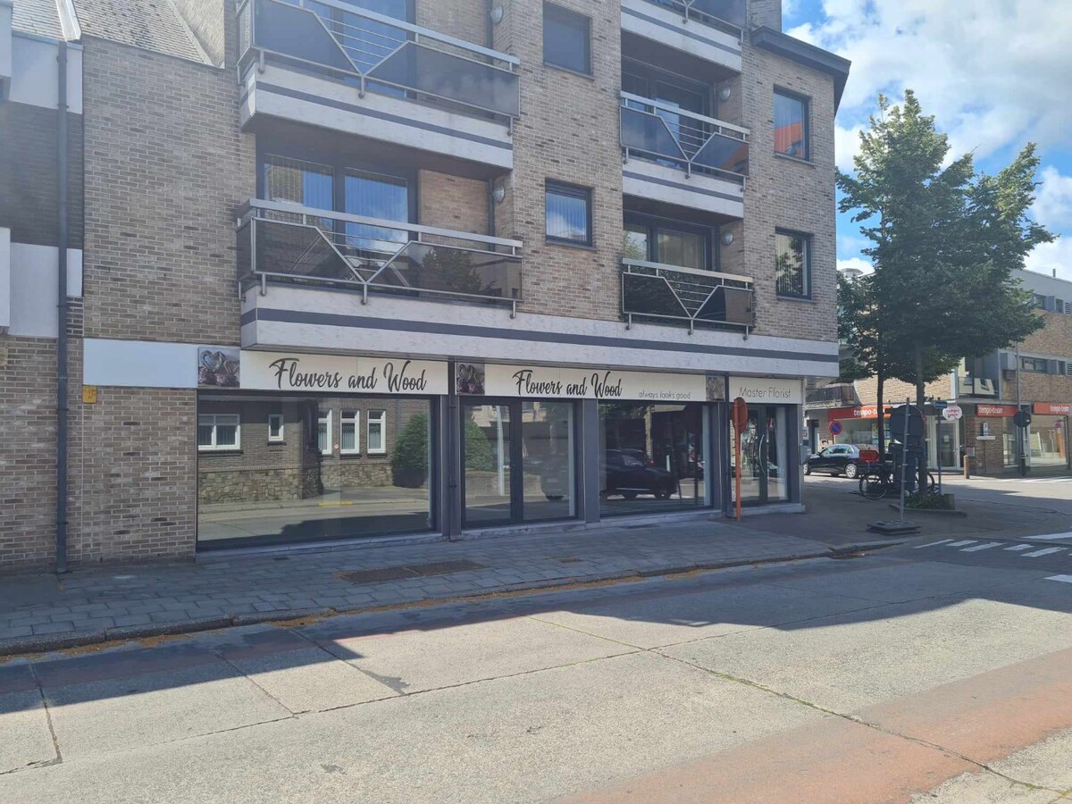 WINKEL / KANTOOR op topligging in centrum Aalter 