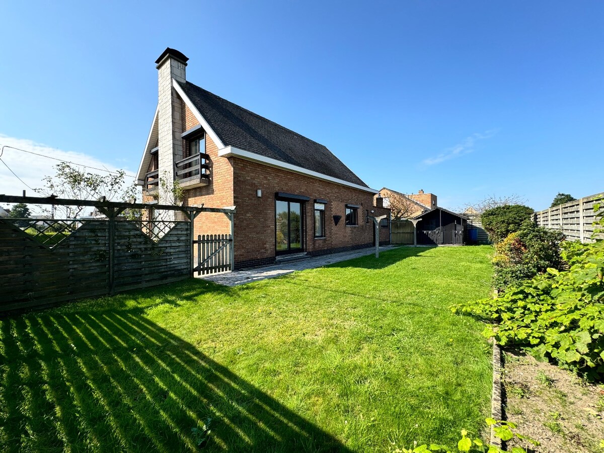 Alleenstaande woning met 4 slaapkamers en garage te Westende 