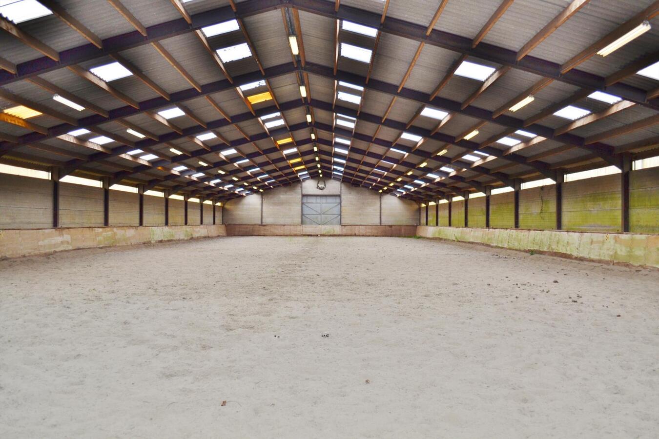 Hippisch complex met woonhuis, binnen-, buitenpiste en 30 stallen te Dilbeek Schepdaal (Vl-B) 