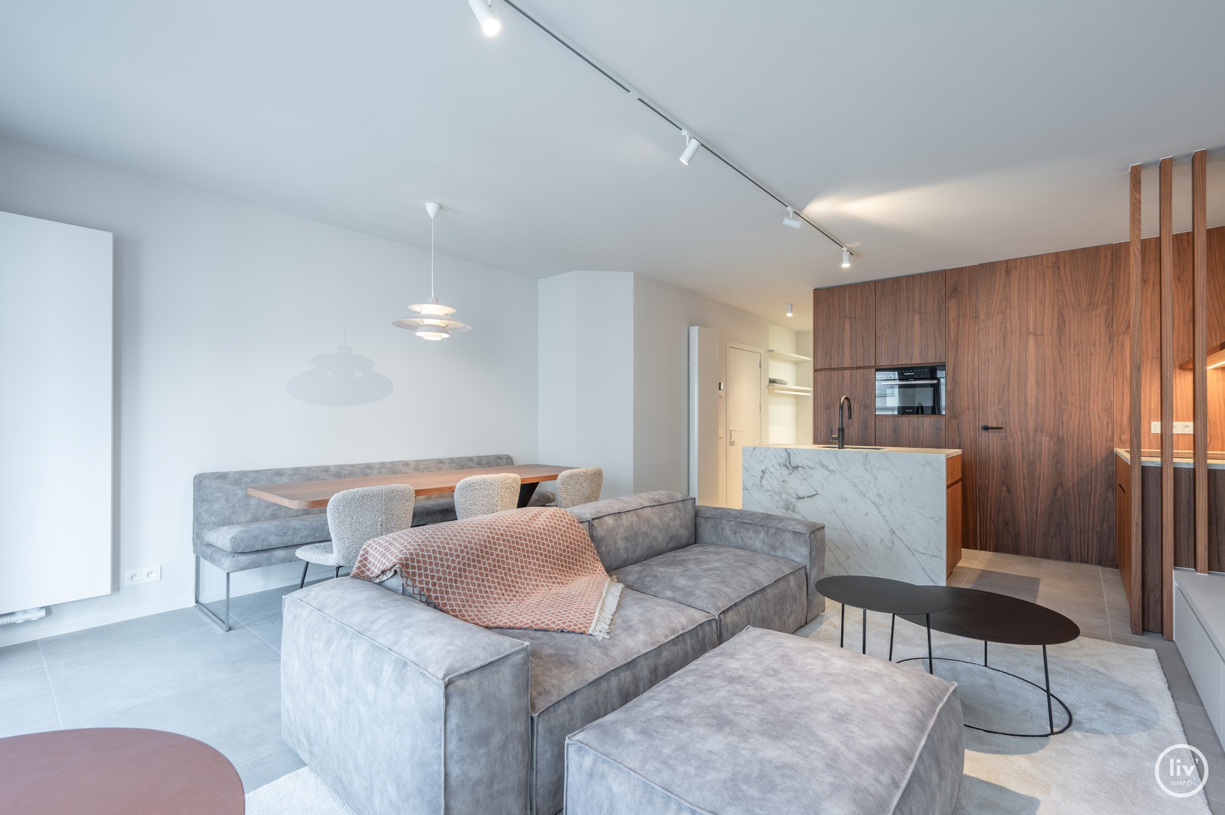 Mooi gerenoveerd appartement met zijdelings zeezicht gelegen vlakbij het Driehoeksplein en de zeedijk te Knokke. 