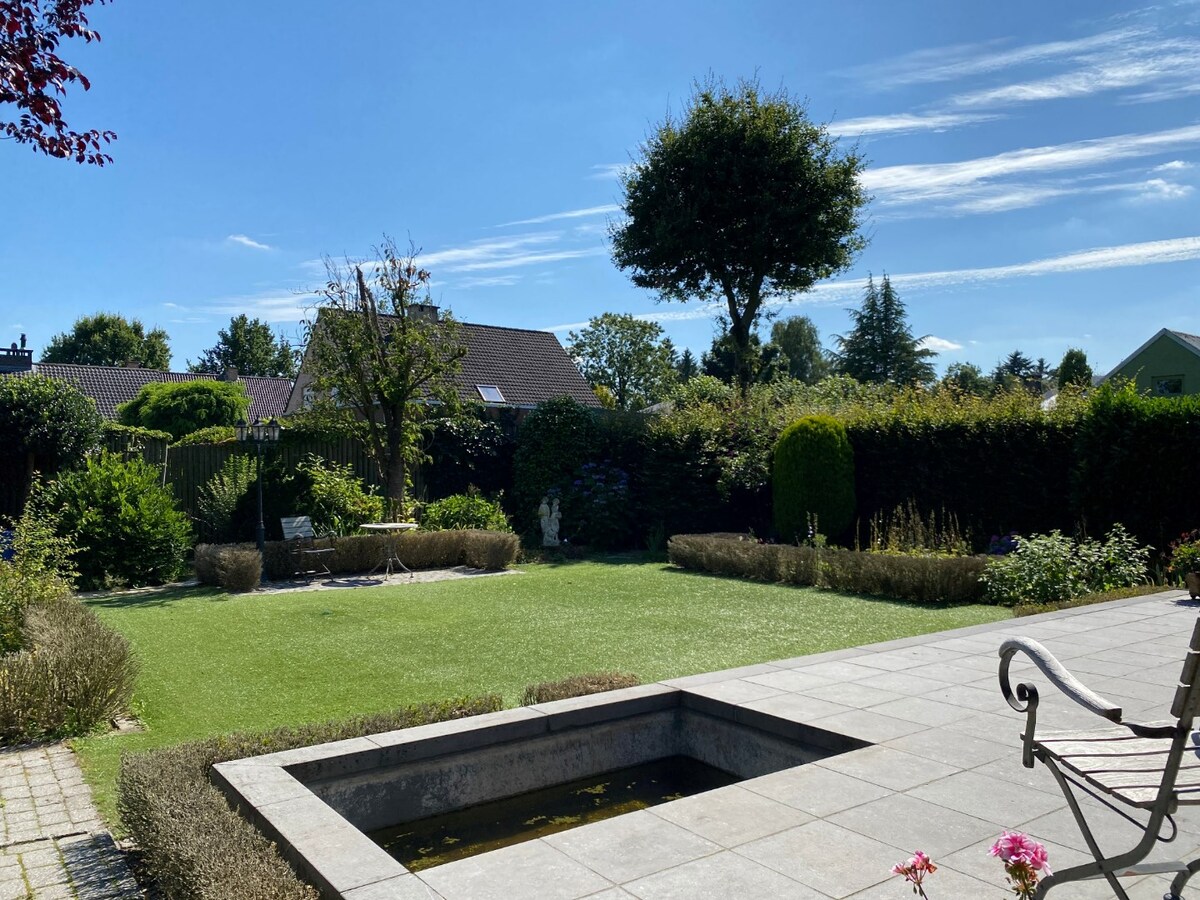 Instapklare gelijkvloerse woning in de gegeerde bloemenwijk met 3 slaapkamers. 