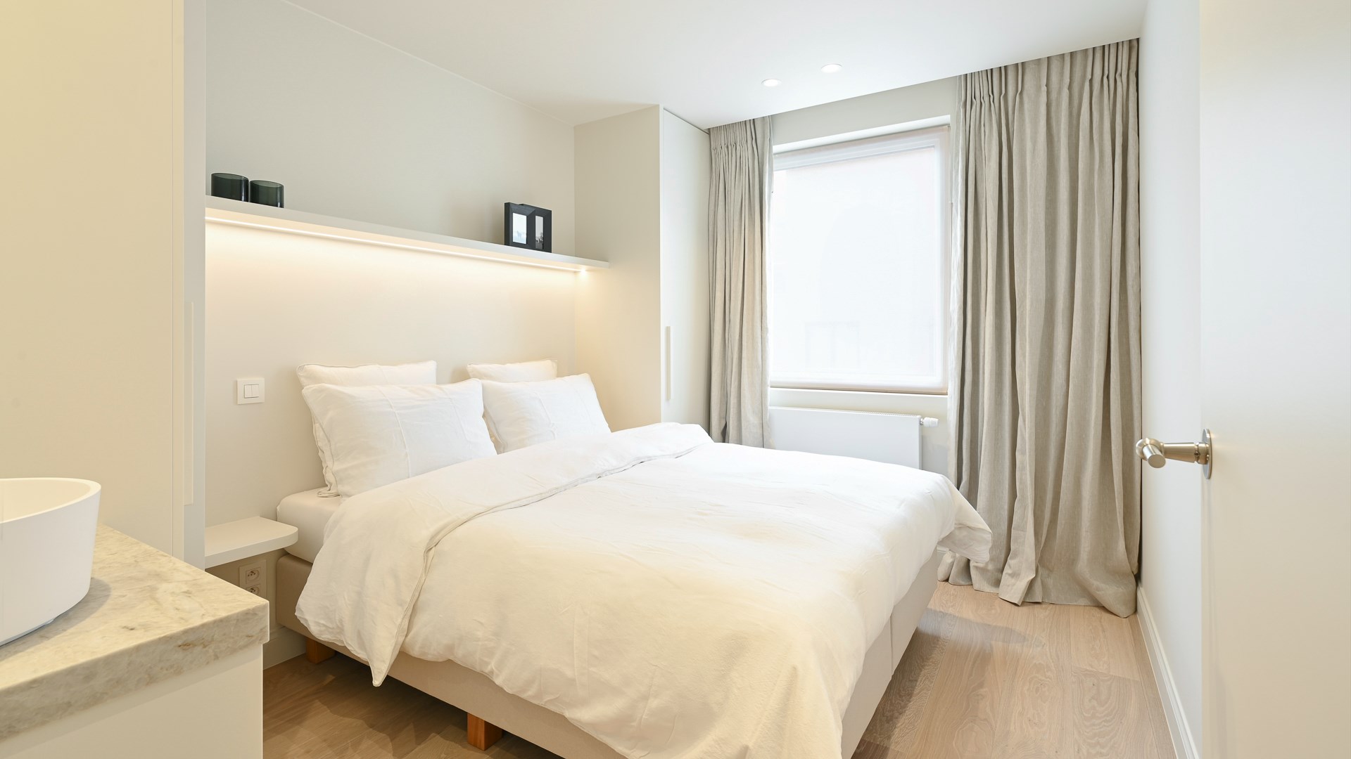 Magnifique appartement d&#39;angle avec 3 chambres &#224; coucher compl&#232;tes, id&#233;alement situ&#233; au milieu de la Lippenslaan &#224; Knokke. 