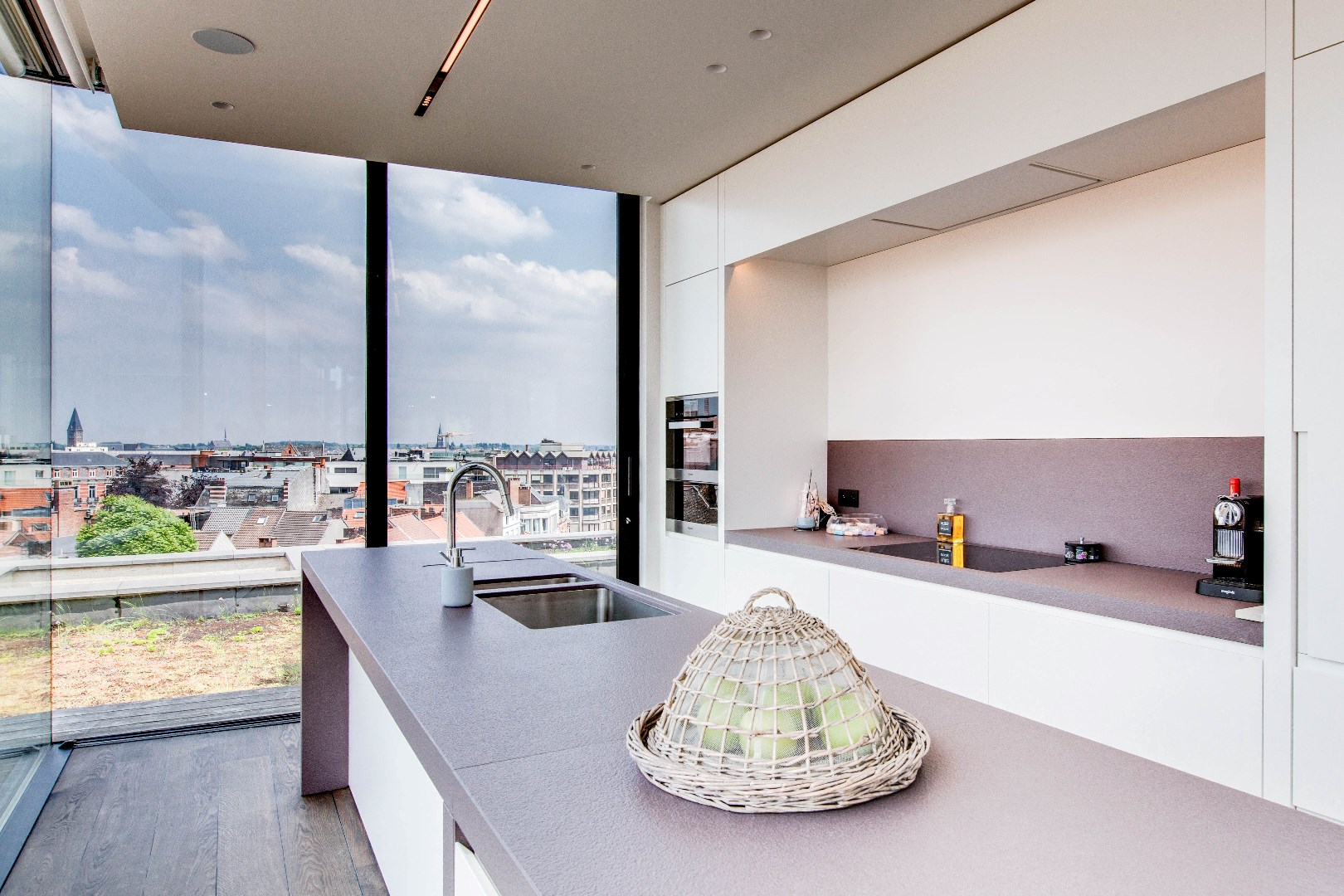 Unieke en lichtrijke penthouse ( Skybox)  met zicht op de 3 torens  nabij de Kouter 