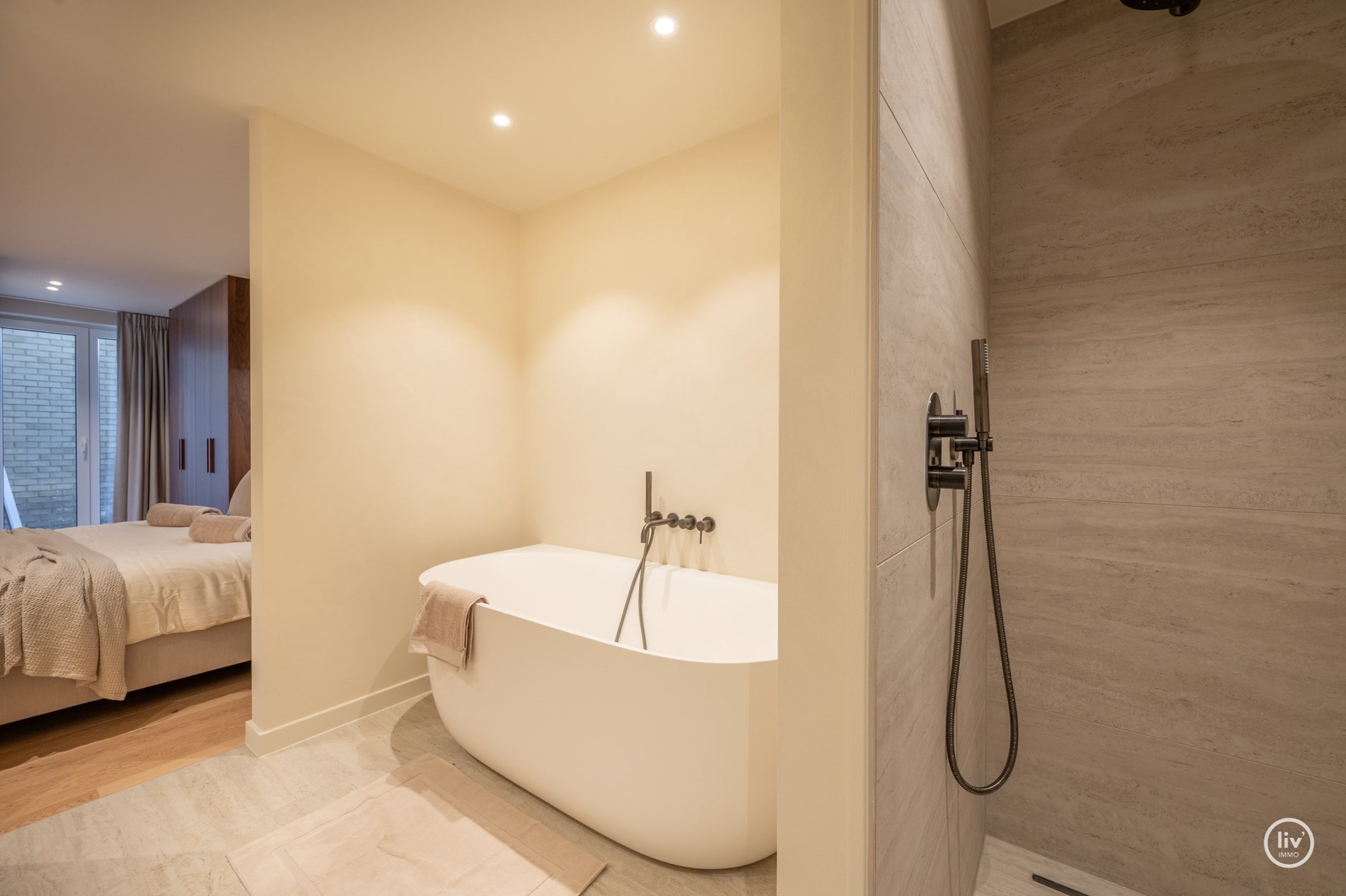 Stijlvol gerenoveerd hoekappartement  (130 m2) met royale gevelbreedte en zuidgerichte terras. 