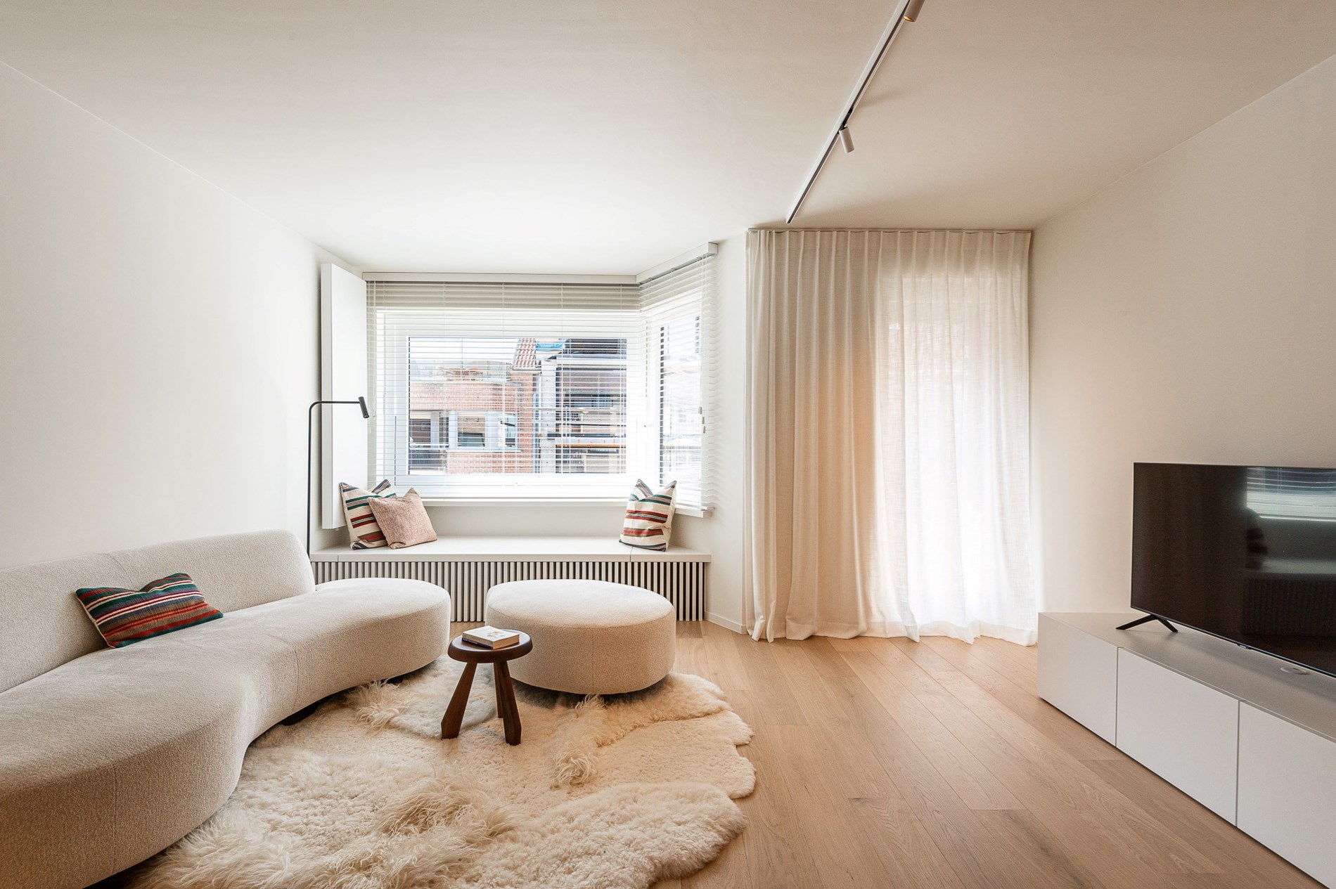 Magnifique appartement r&#233;nov&#233; de 3 chambres avec terrasse et belle vue lat&#233;rale sur la mer, situ&#233; au centre de Knokke &#224; quelques m&#232;tres de la plage. 