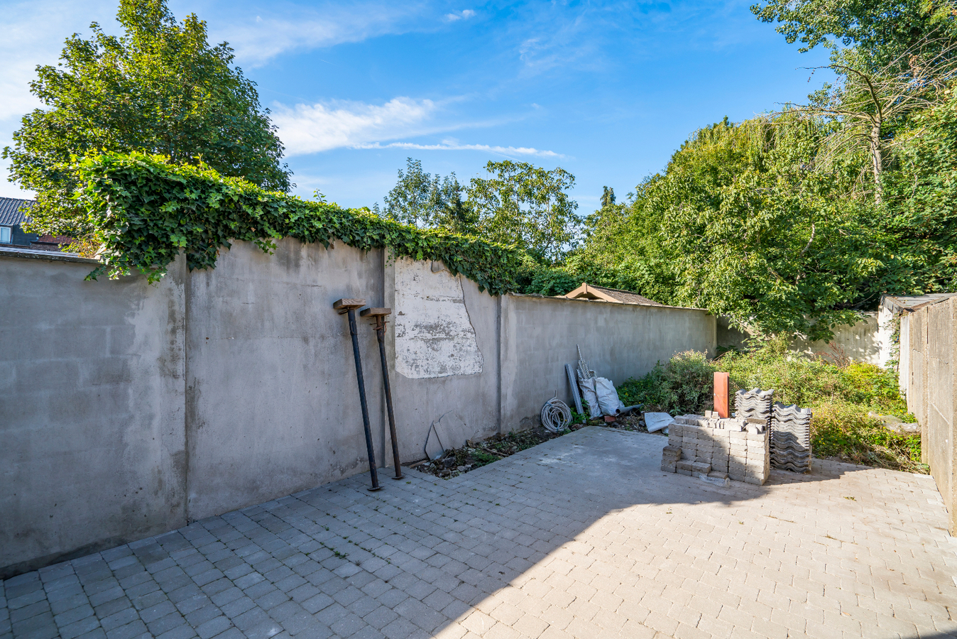 Gerenoveerde rijwoning in afwerking! 