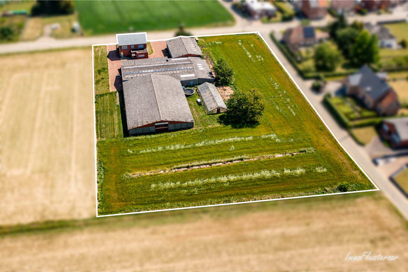 Ruime woning met grote loodsen/bijgebouwen op ca. 70a te Gelrode (Vlaams-Brabant) 