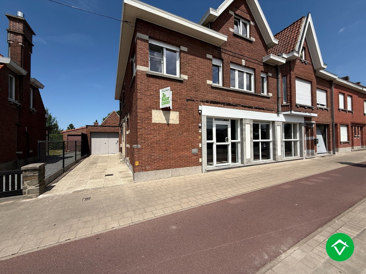 Woning met 4 slaapkamers, garage en tuin te Roeselare 