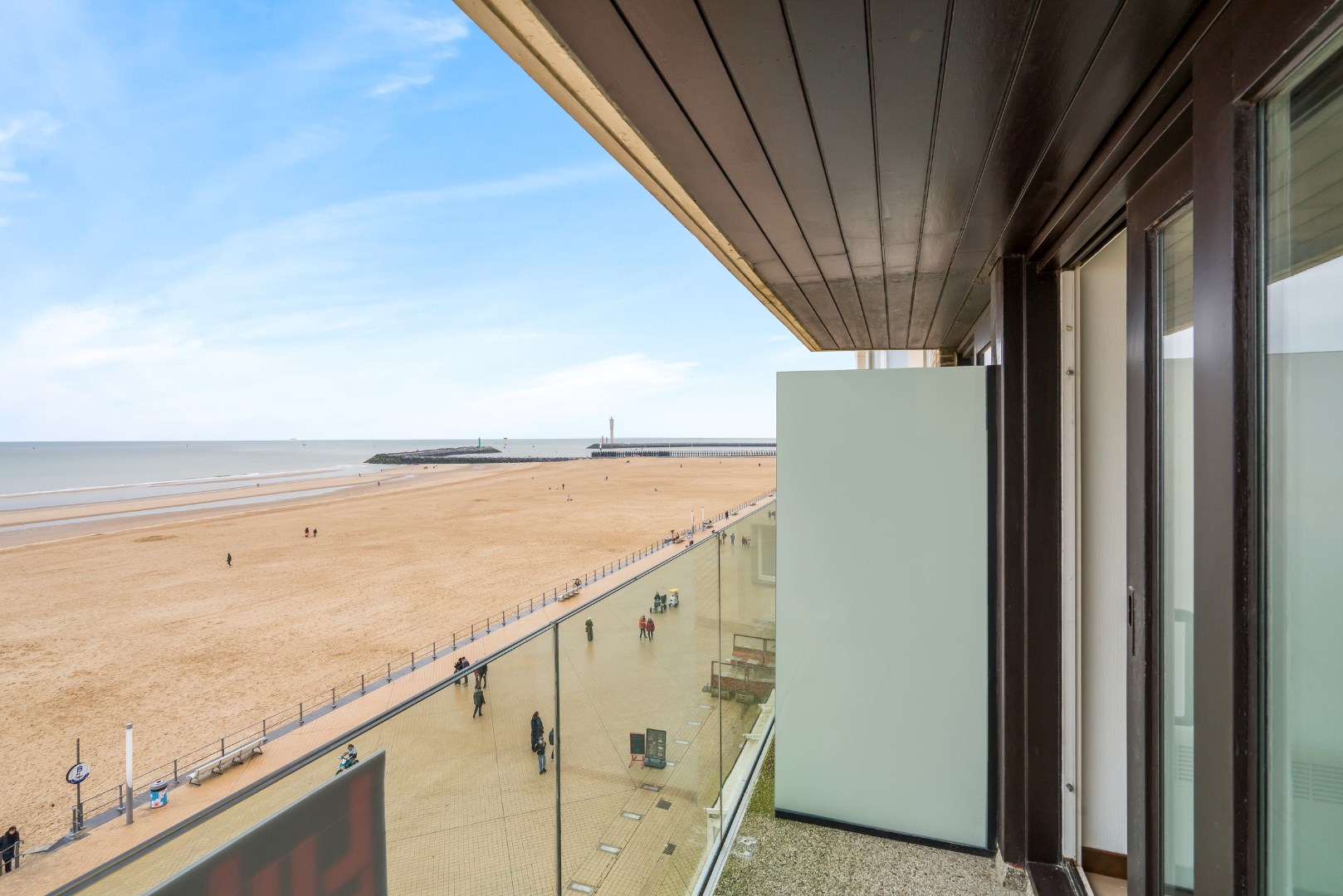 STUDIO AVEC VUE FRONTALE SUR MER ET TERRASSE  – SITUATION UNIQUE 