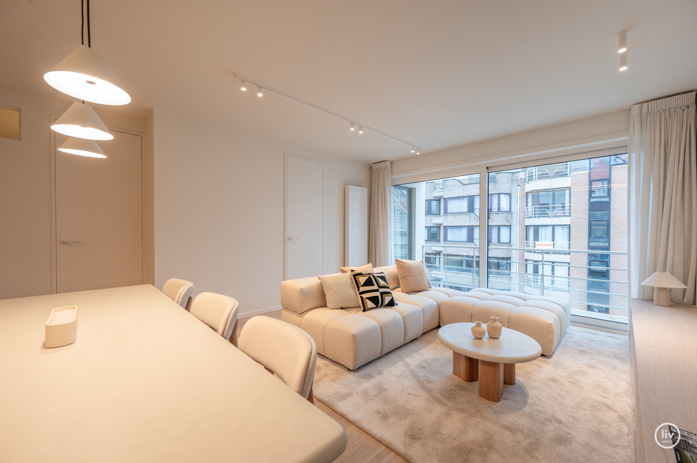 Magnifique appartement r&#233;nov&#233; de 3 chambres avec une agr&#233;able terrasse ensoleill&#233;e situ&#233; &#224; proximit&#233; de l&#39;avenue Lippens &#224; Knokke. 