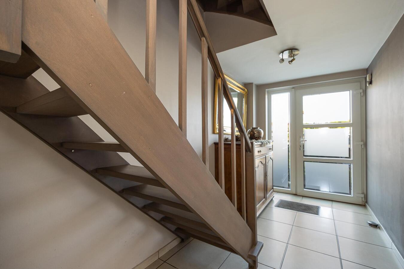Zeer ruime bel-&#233;tage woning in een rustige woonwijk! 