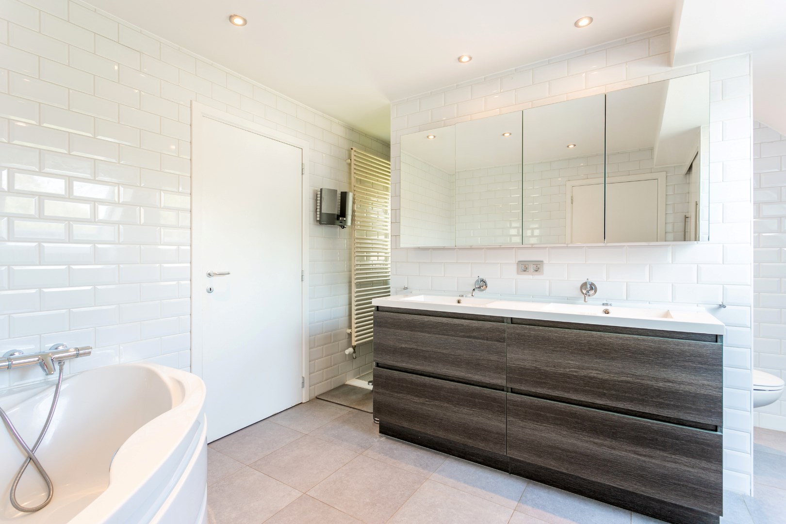 Instapklare woning met 3 slpks, garage en tuin te Halle 