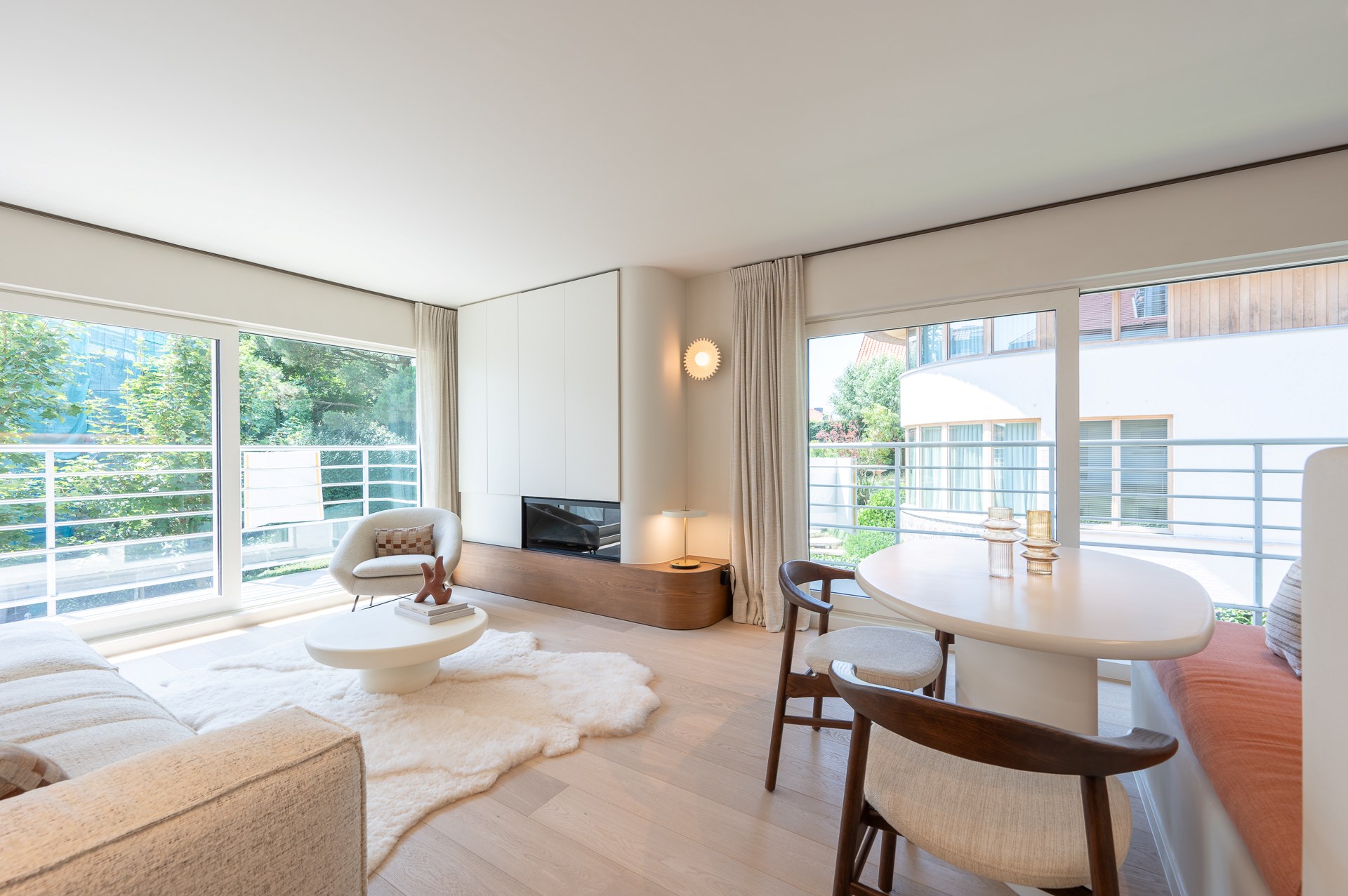 Magnifique appartement d&#39;angle r&#233;nov&#233; situ&#233; au premier &#233;tage dans le Cottagepad &#224; Knokke-Het Zoute. 