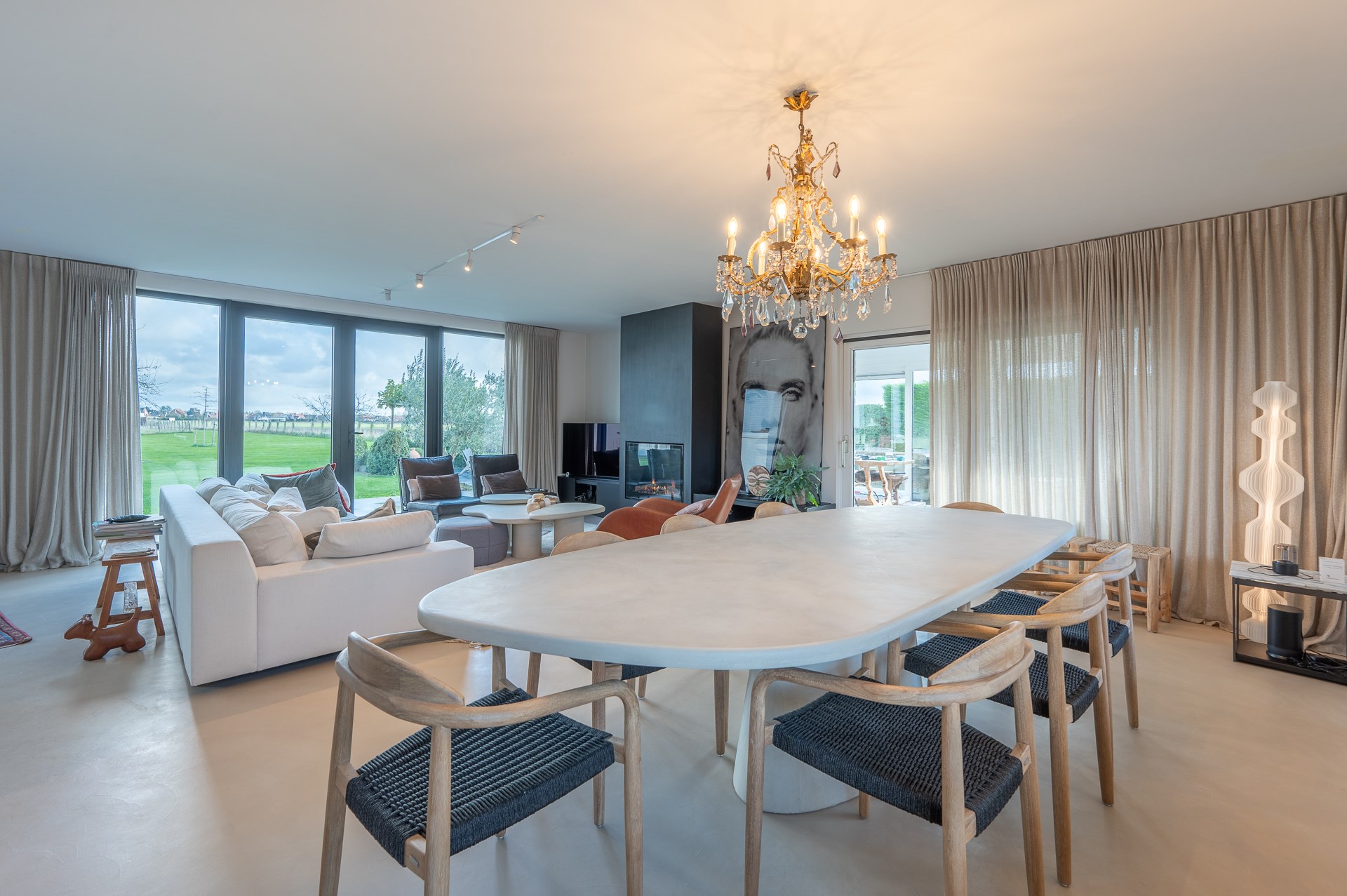 Uitzonderlijke en gerenoveerde eigendom ( 5.510 m&#178; grond ) vlakbij het centrum van Knokke-Heist en toch genietend van een uitzonderlijk open zicht over de Knokse Polders. 