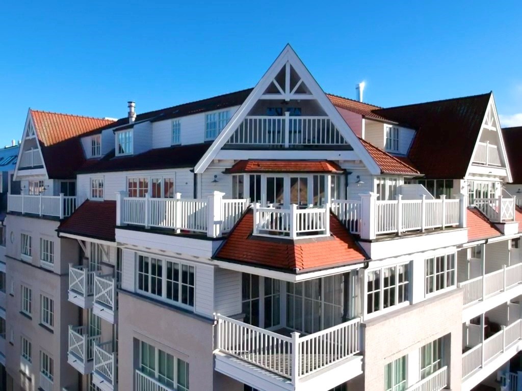 Duplex d&#39;angle de 160 m2 avec de magnifiques vues d&#233;gag&#233;es sur l&#39;avenue Dumortier &#224; Knokke. 