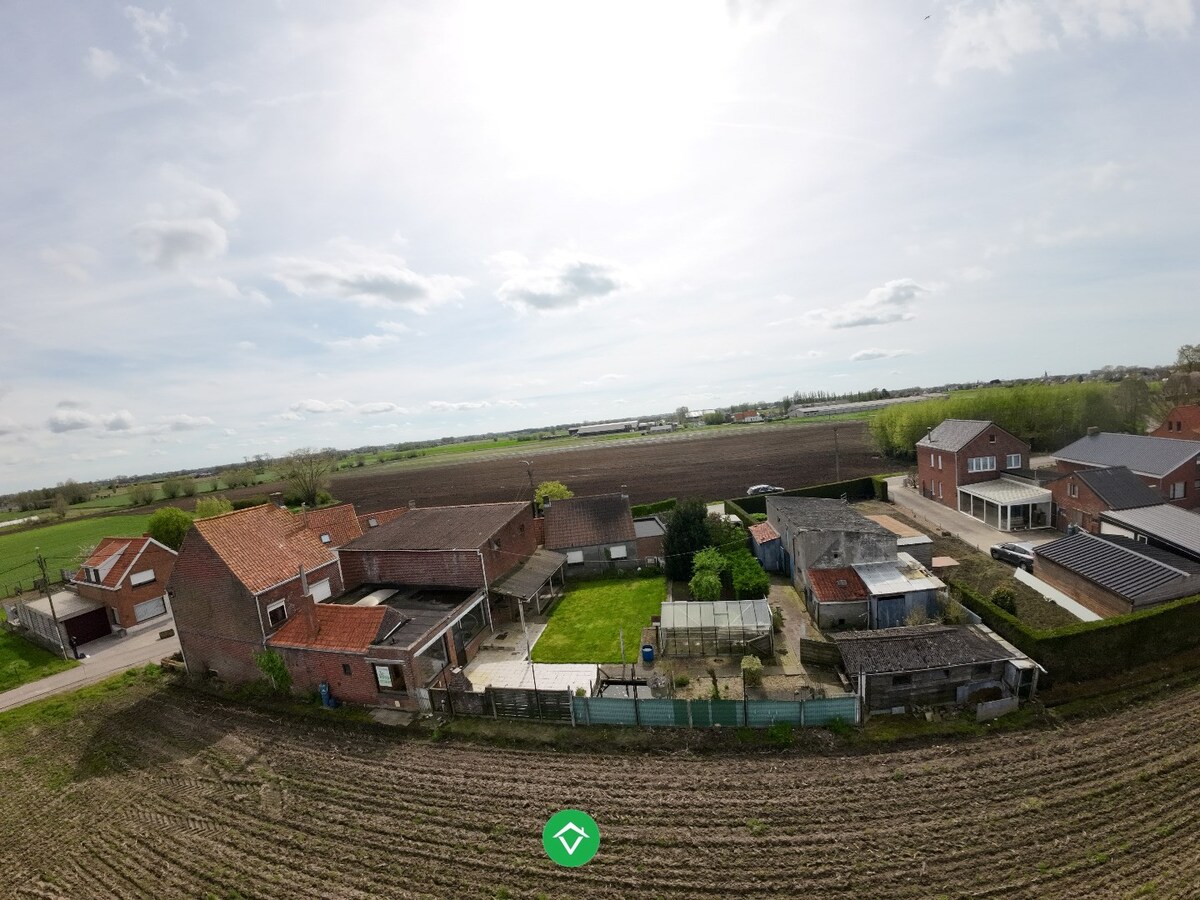 Te renoveren woning met 4 slaapkamers en aanpalende loods in Bovekerke 