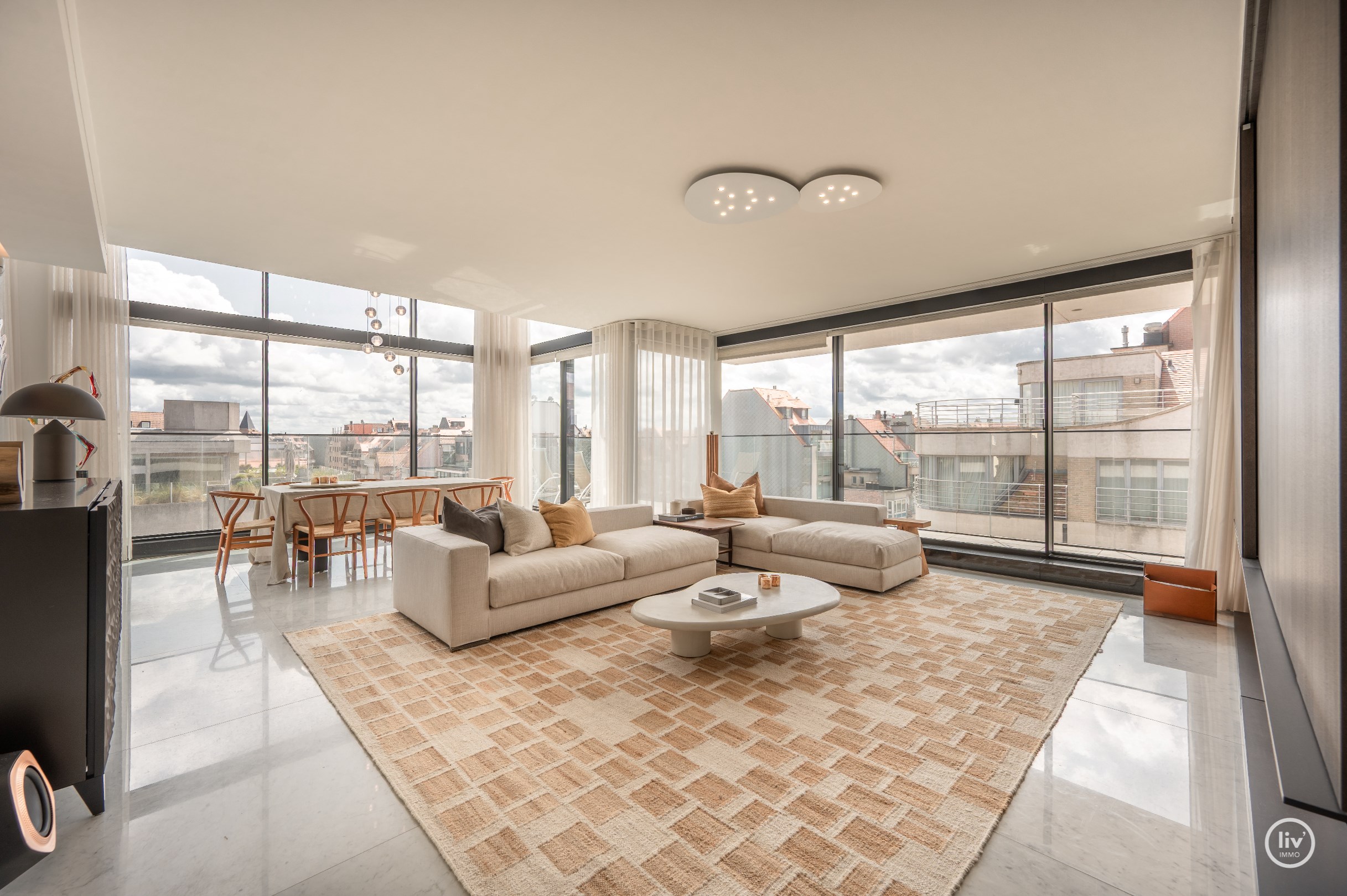 Buitengewone hoekduplex ( 274m&#178;) gelegen vlakbij Zeedijk en het Rubensplein. Ruime garage te koop op de gelijkvloerse verdieping in het gebouw. 