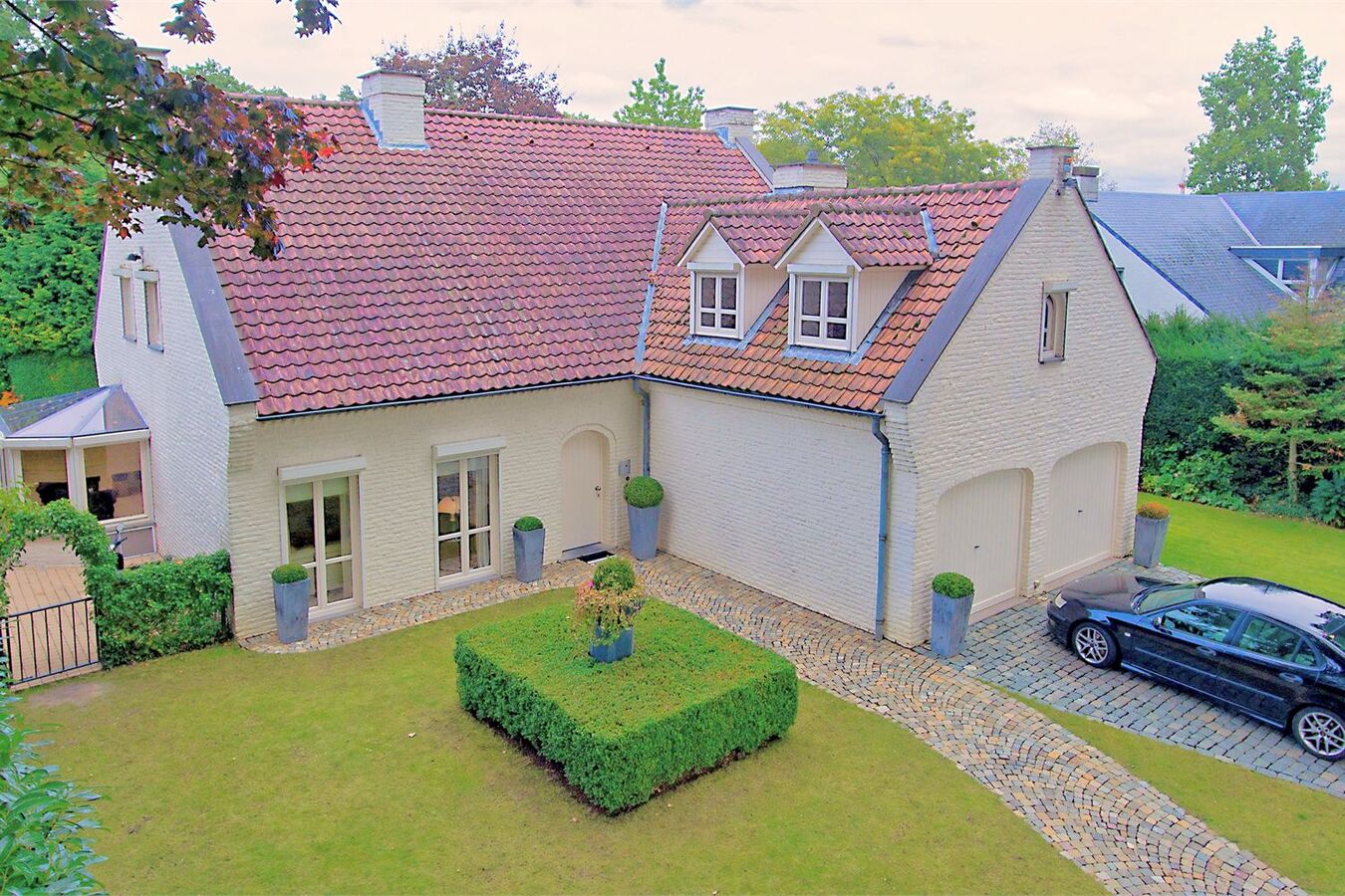 Tijdloos ingerichte villa met zwembad in bosrijk gebied 