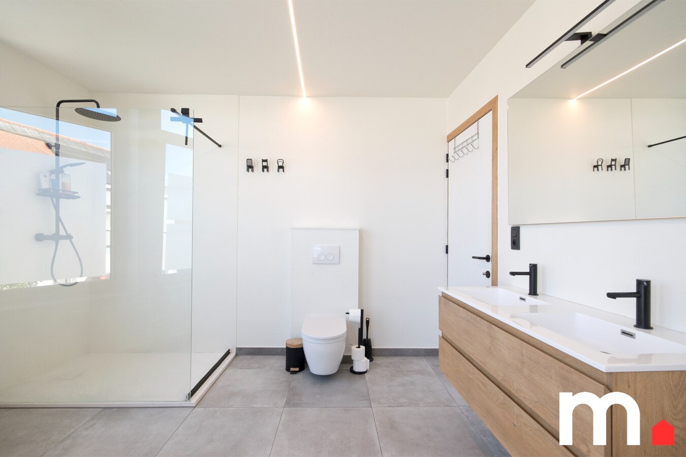 Centraal gelegen instapklare woning met tuin en uitweg via garage ! 