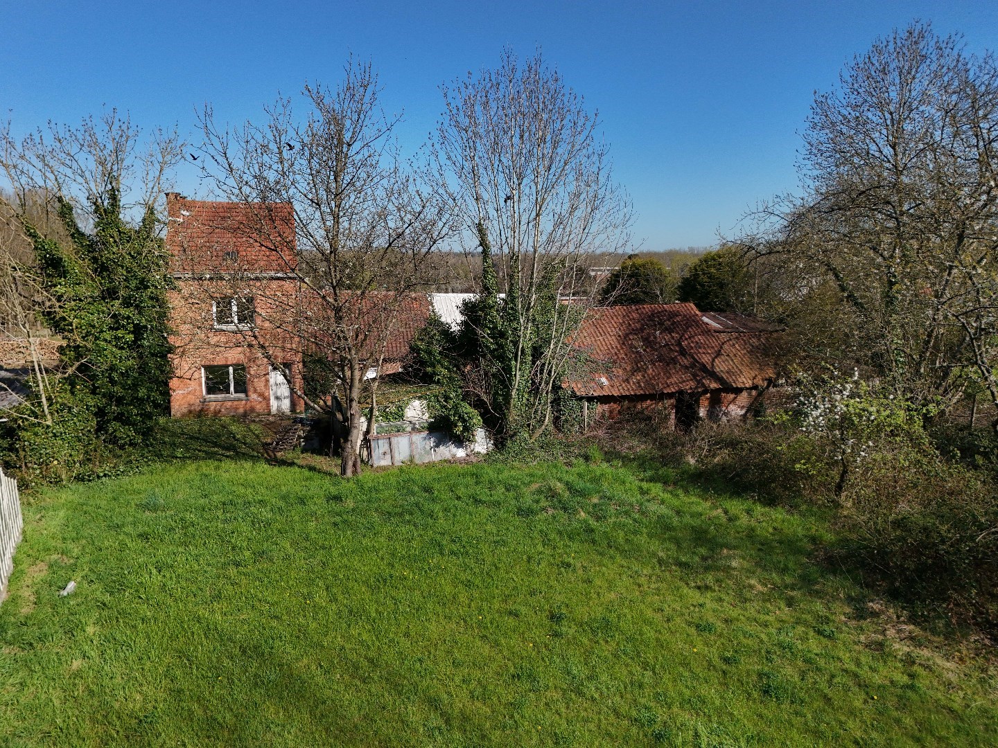 Renovatieproject te koop in Kortrijk-Dutsel (Holsbeek) op een perceel van bijna 14 are 