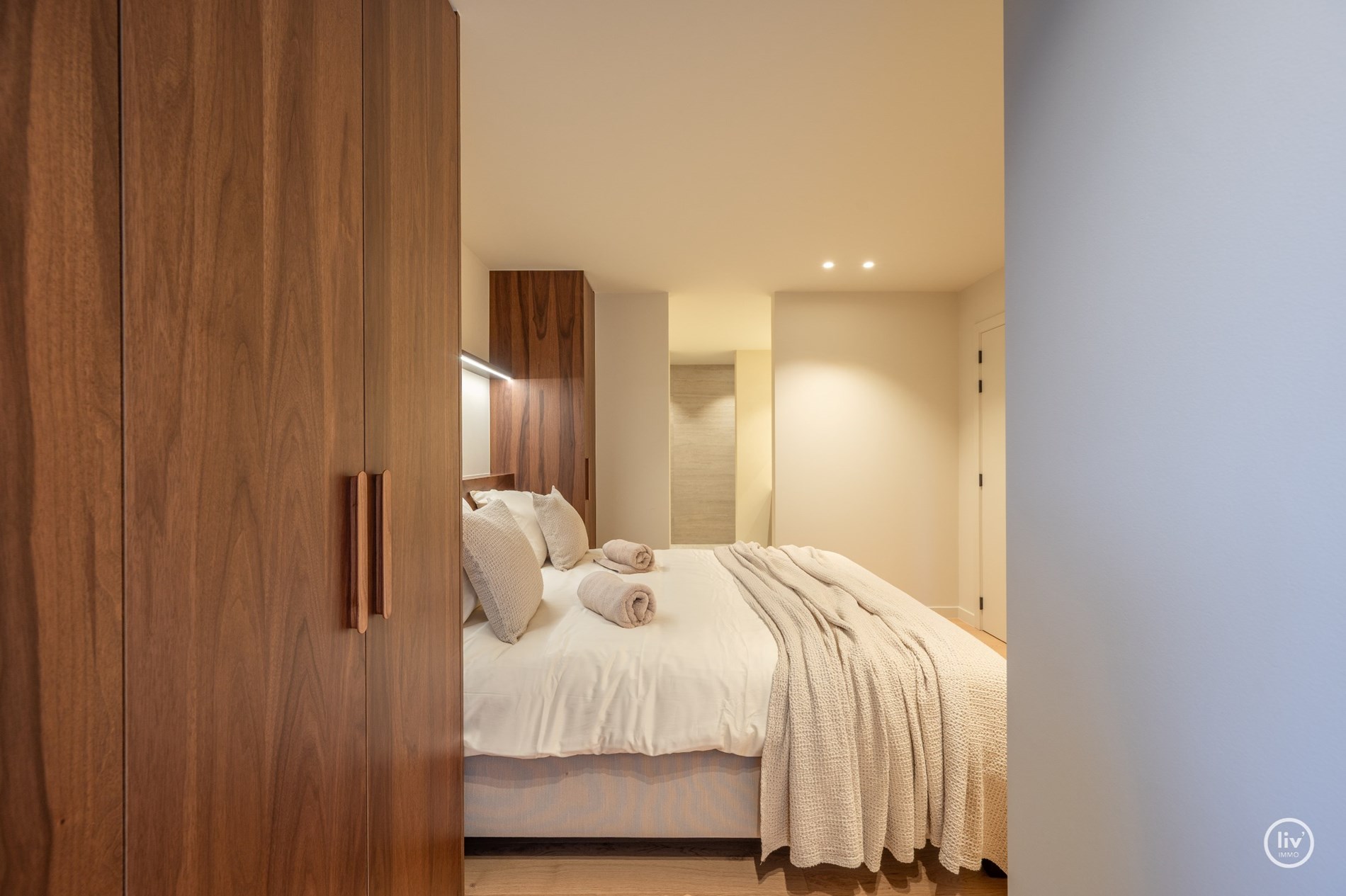 Stijlvol gerenoveerd hoekappartement  (130 m2) met royale gevelbreedte en zuidgerichte terras. 