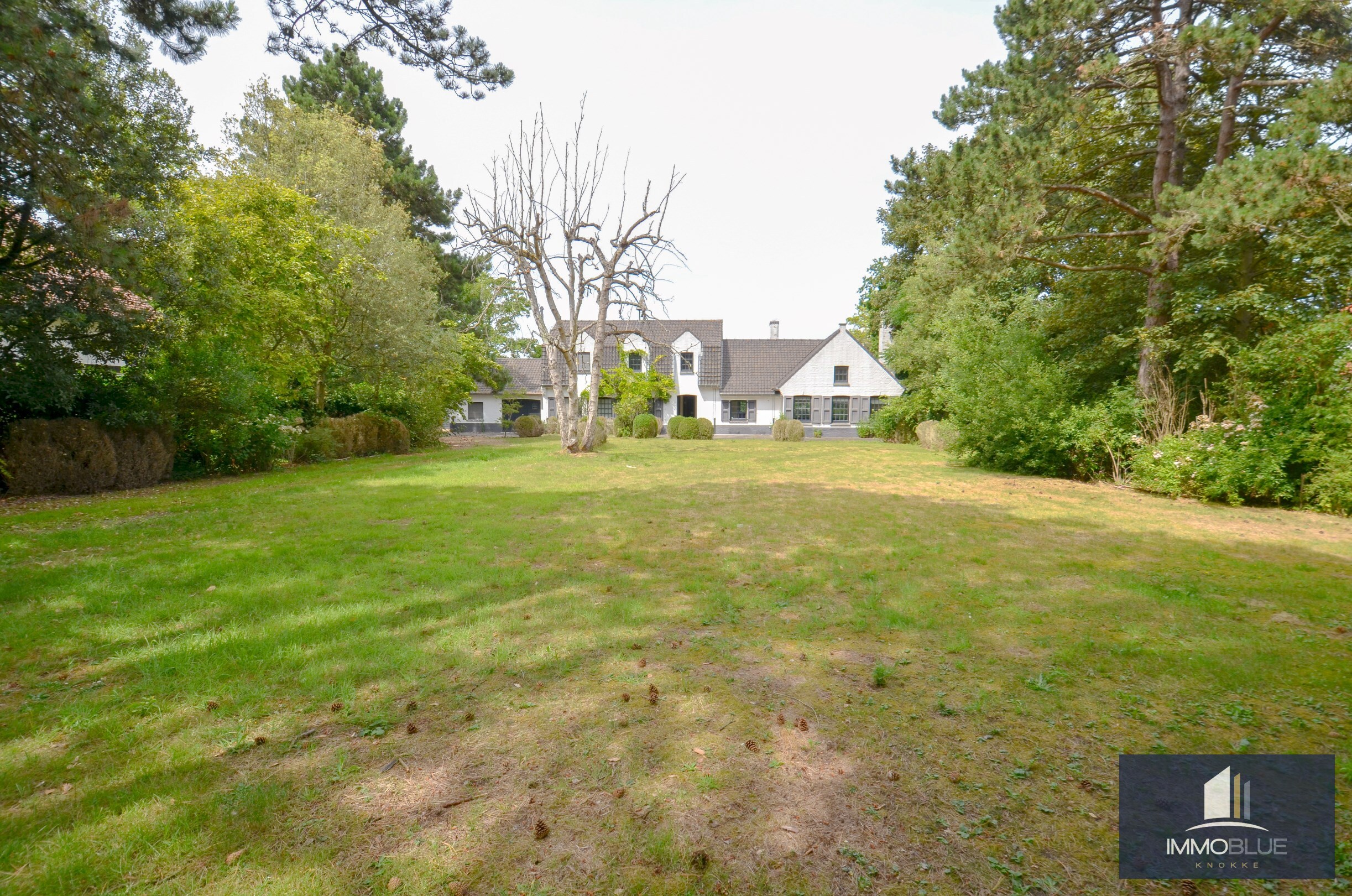Villa exclusive, situ&#233;e au calme sur un terrain de 1.628 m&#178;, &#224; proximit&#233; du Royal Zoute Tennis Club. 