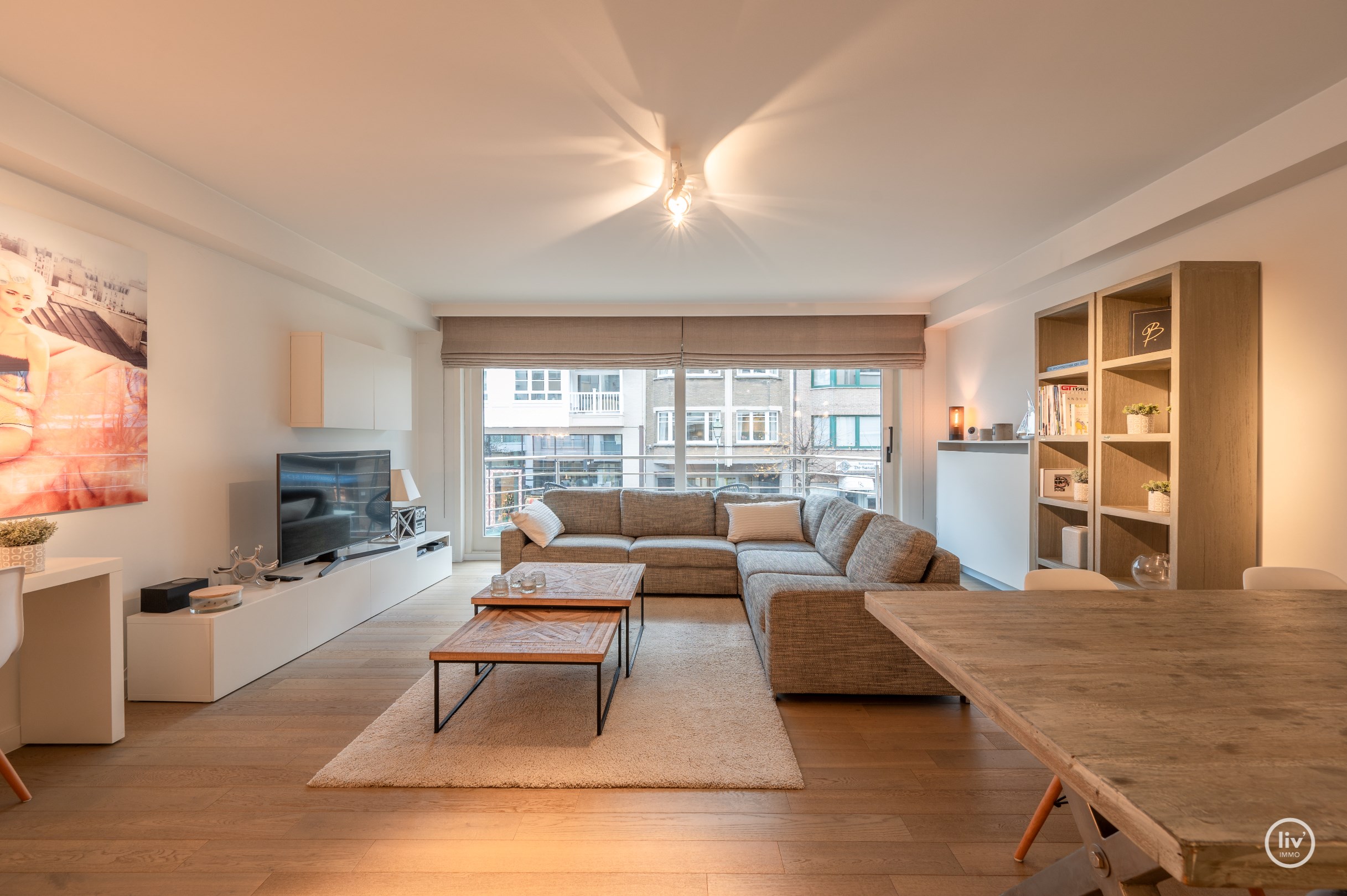 Appartement contemporain et ensoleill&#233; avec 2 chambres et une d&#233;coration intemporelle, situ&#233; sur l&#39;avenue Dumortier, &#224; distance de marche de la mer. 