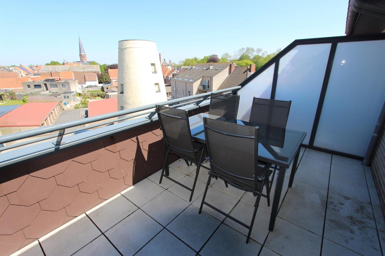 Appartement met 3 slaapkamers ruim terras en garage te Koekelare 