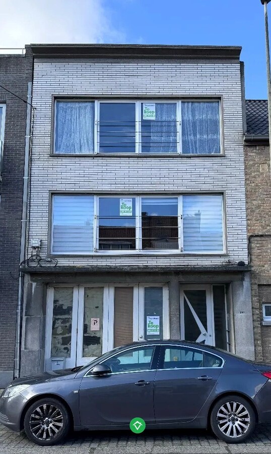 Opbrengsteigendom te koop met ruime garages in Oostende 