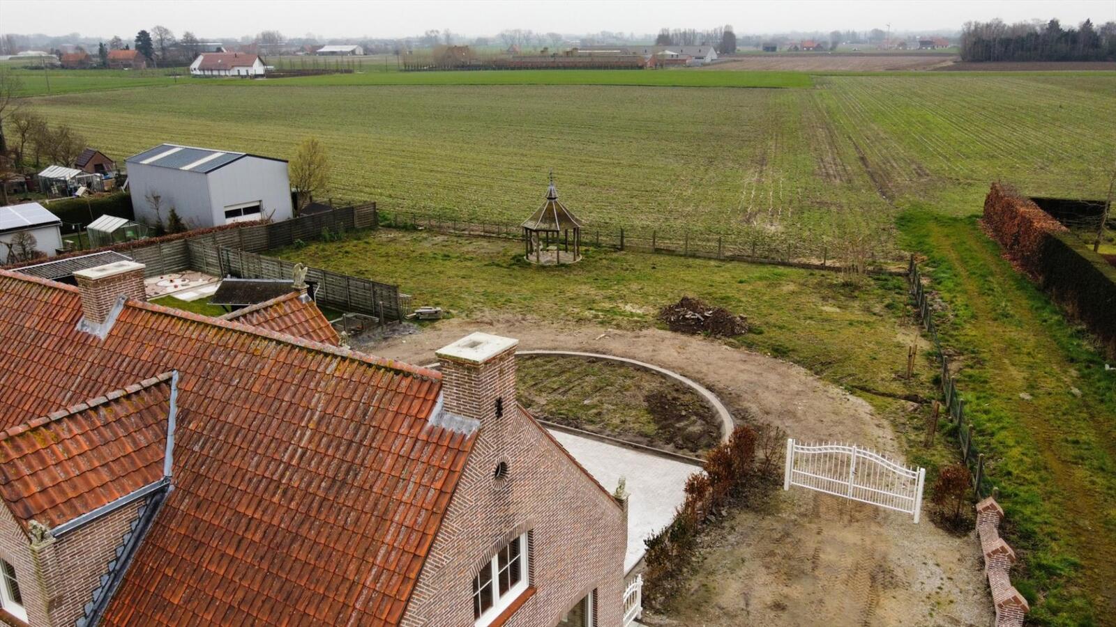 Alleenstaande woning met 3 slaapkamers en garage 