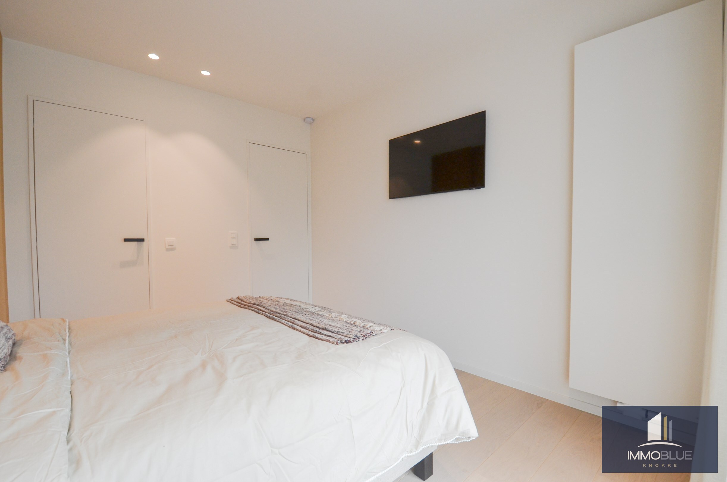 Volledig gerenoveerd appartement met frontaal zeezicht gelegen in een standingvolle residentie in het Zoute. 