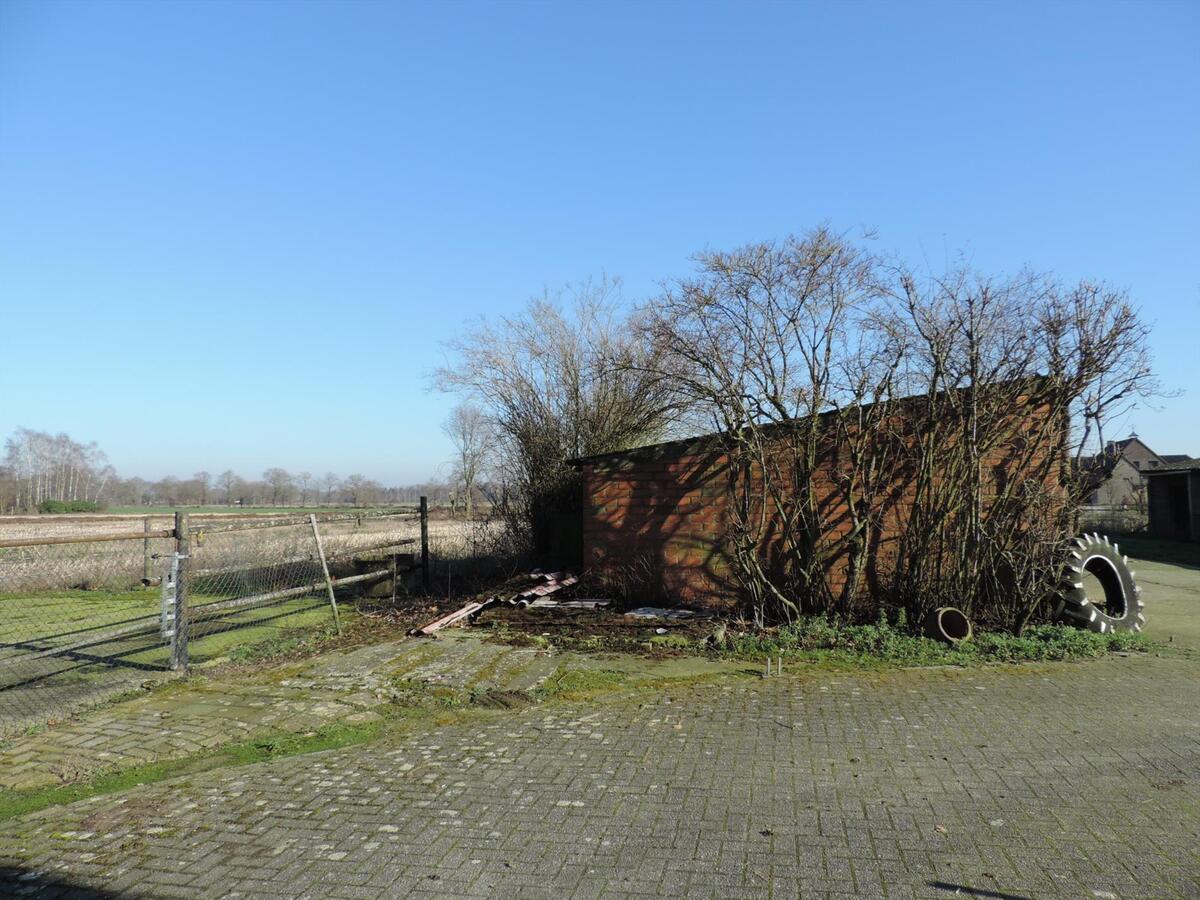 Boerderij met twee wooneenheden en stallen op ca. 1,25ha te Bocholt 