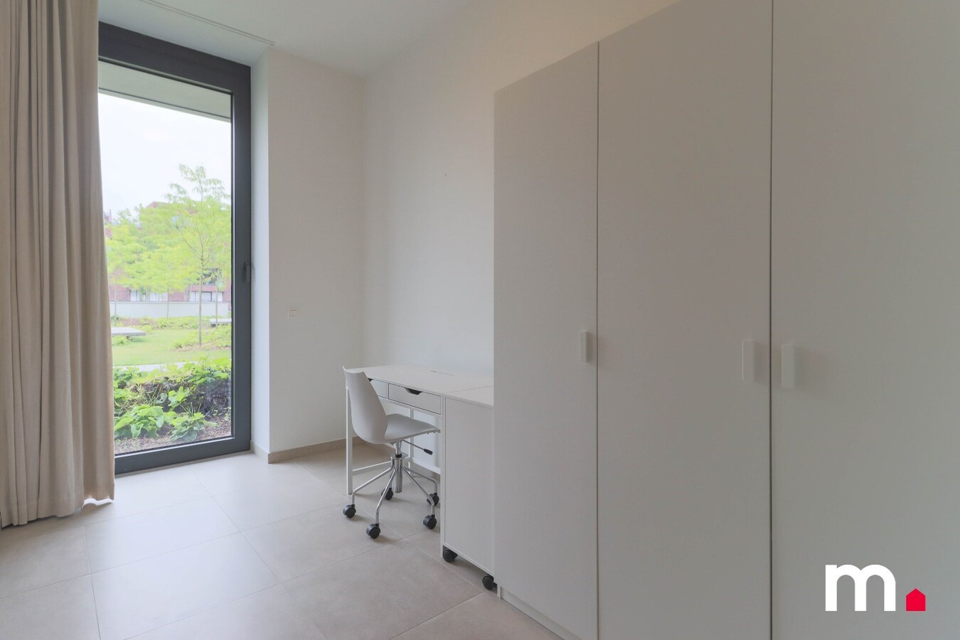 Bemeubeld appartement met lift, 2 slaapkamers &#233;n parkeerplaats in Kortrijk 