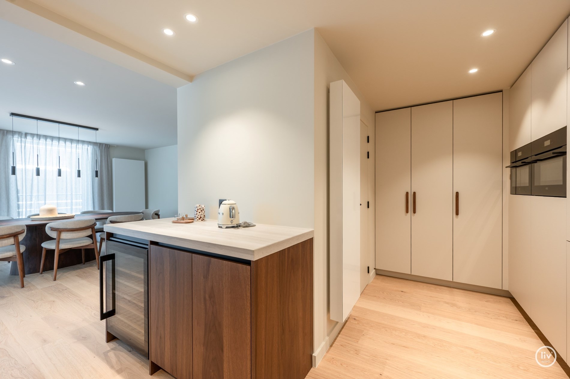 Stijlvol gerenoveerd hoekappartement  (130 m2) met royale gevelbreedte en zuidgerichte terras. 