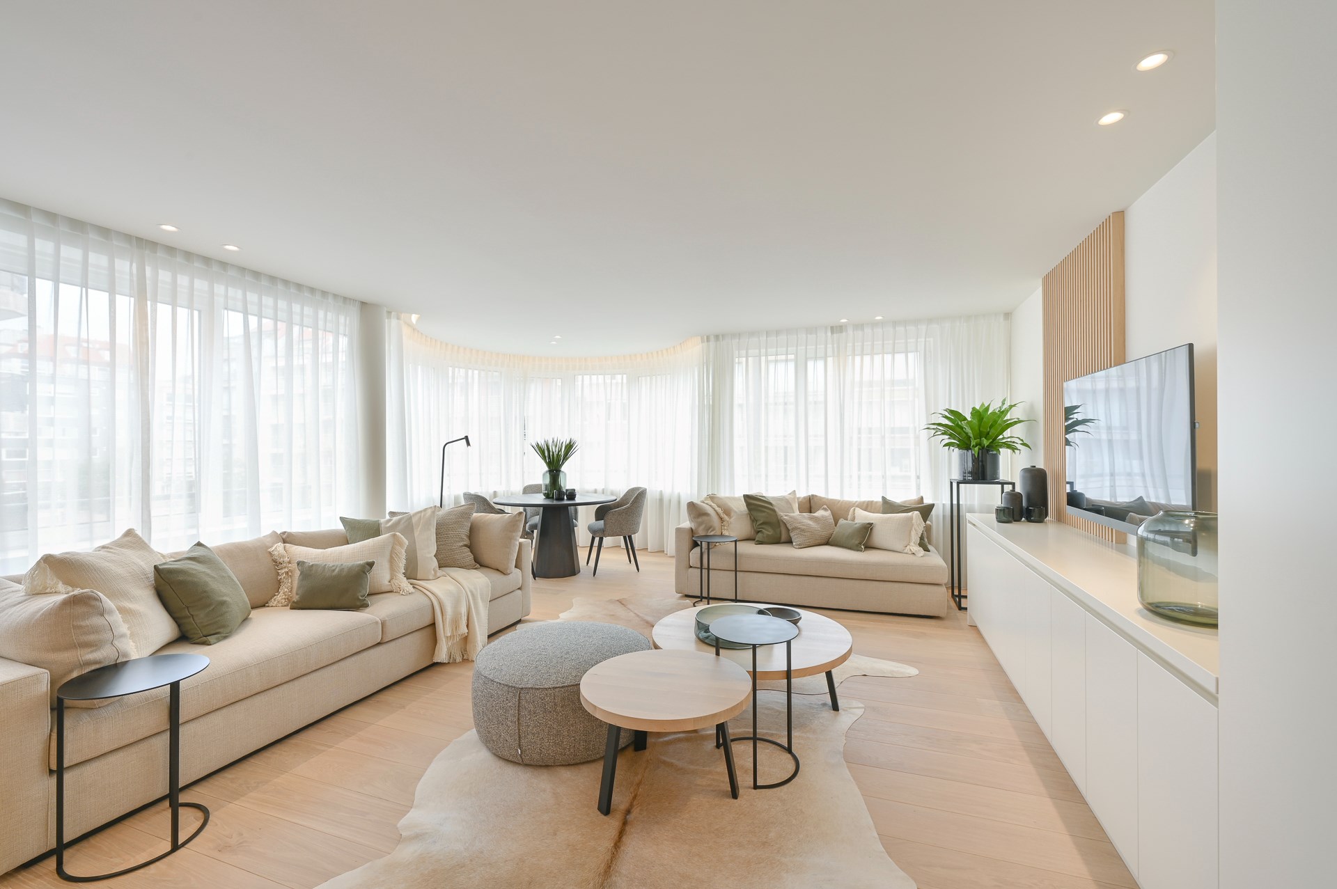 Magnifique appartement d&#39;angle avec 3 chambres &#224; coucher compl&#232;tes, id&#233;alement situ&#233; au milieu de la Lippenslaan &#224; Knokke. 