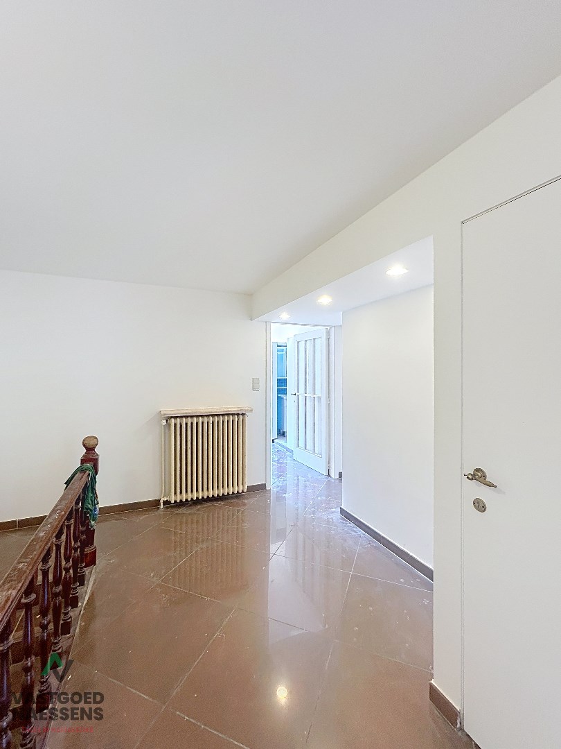 Maison d&#39;angle avec entrep&#244;t - garage - 5 chambres &#224; coucher et terrasse 