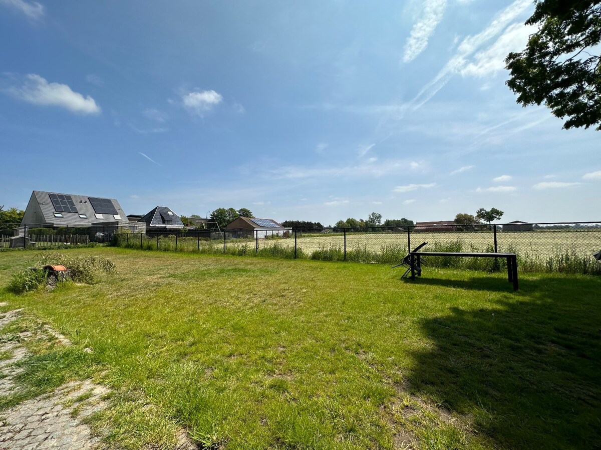 Rustig gelegen woning met 4 slaapkamers en tuin en landelijk uitzicht te Eernegem 