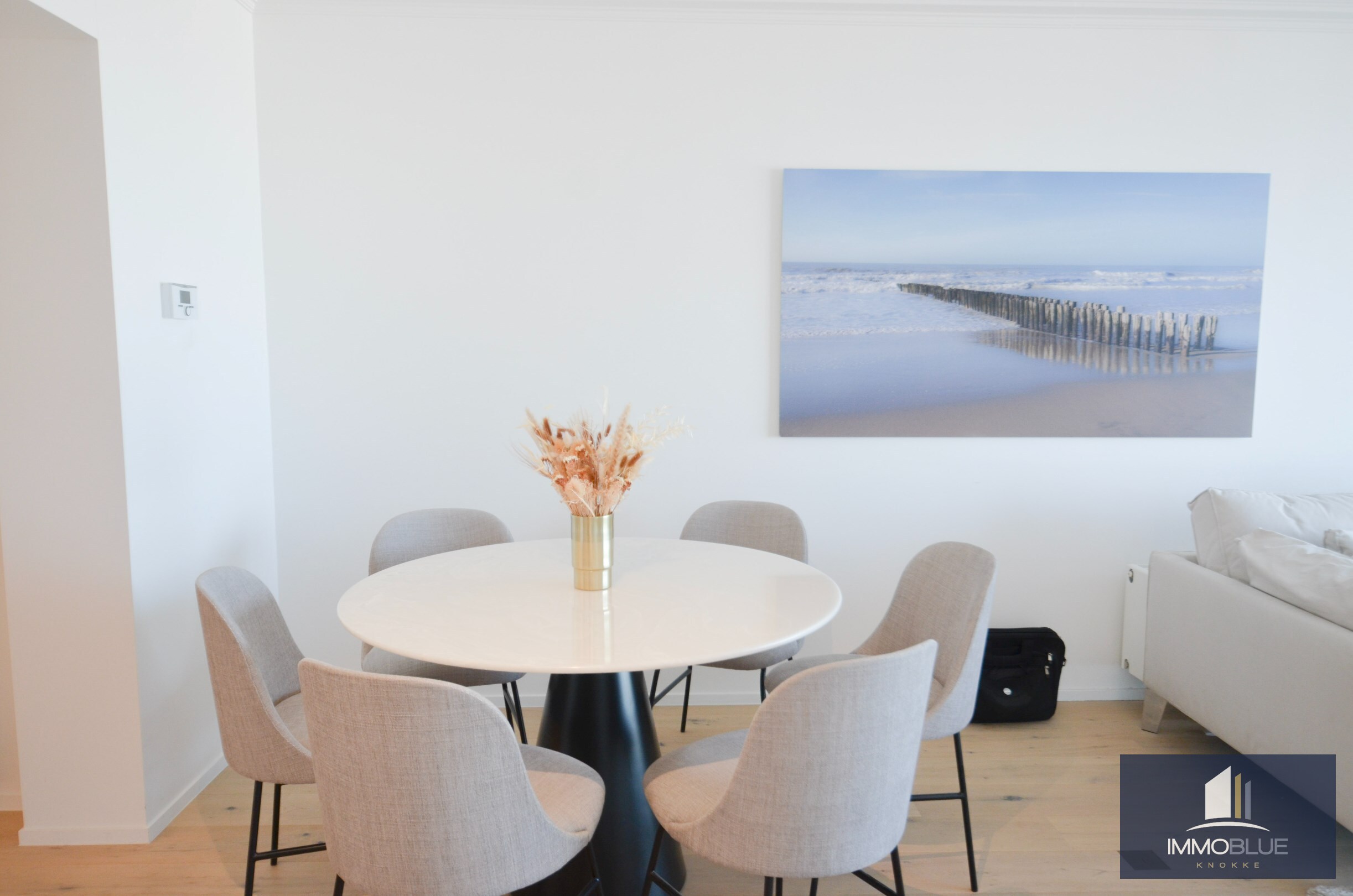 Appartement &#233;l&#233;gant, r&#233;cemment r&#233;nov&#233;, avec vue frontale sur la mer. 