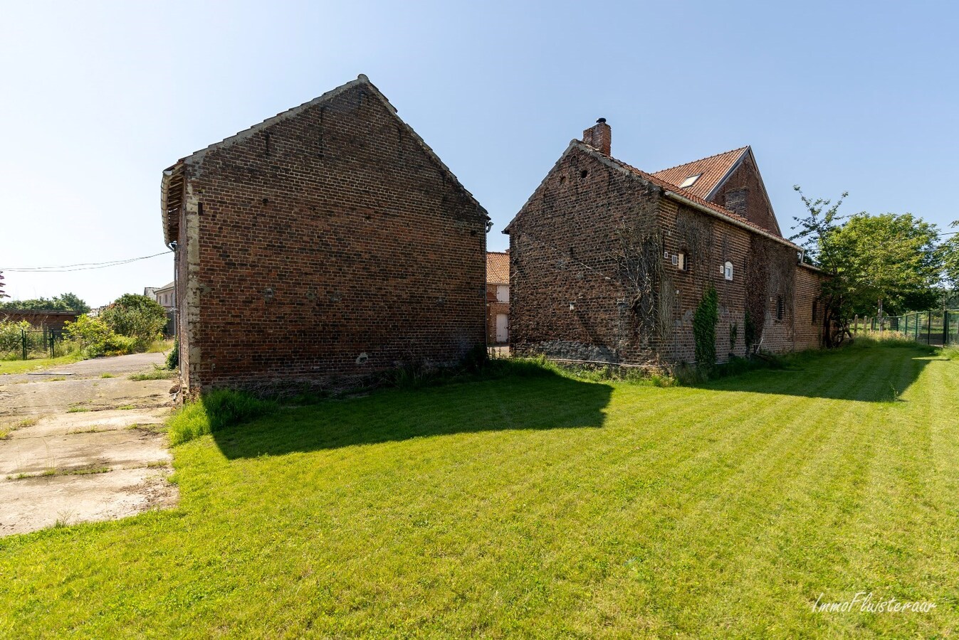 Charming renovated farmhouse on approximately 29 acres in Waanrode (Kortenaken). 