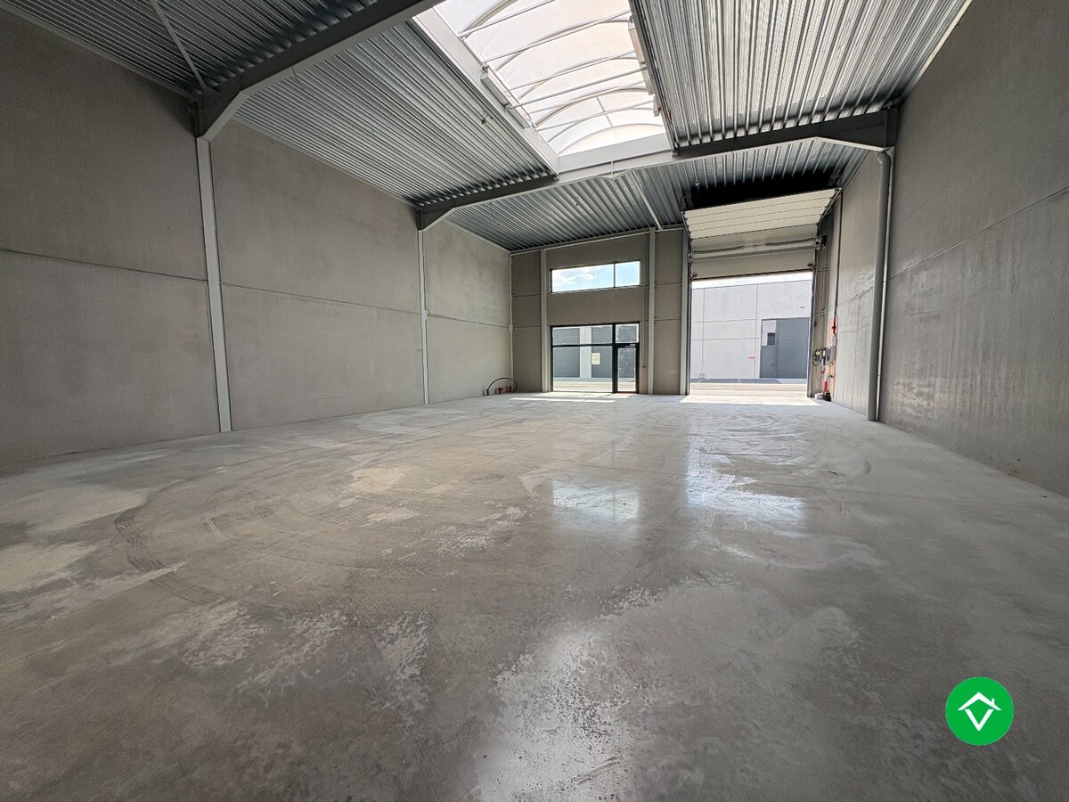 Loods te koop – 246 m&#178; met 2 parkeerplaatsen inbegrepen op de industriezone te Ichtegem 