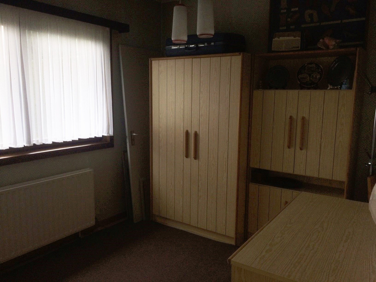 Rustig gelegen gelijkvloerse halfopen woning met 2 slpk&#39;s + dubbele garage 