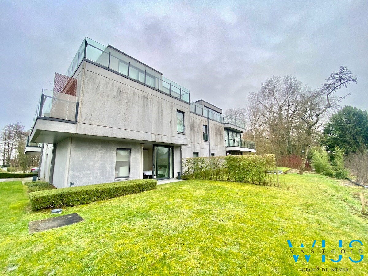 Gelijkvloers app. met 2 slaapkamers &amp; tuin te SINT-MARTENS-LATEM ! 