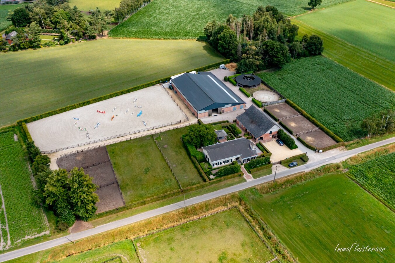 Charming house with equestrian complex on approximately 2.2 ha/5,44 acres in Ravels (Antwerp-Belgium) 