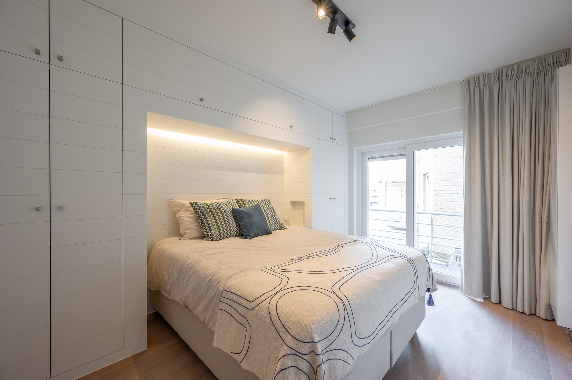 Prachtig gerenoveerd appartement met 2 slaapkamers op een topligging op de Kustlaan vlakbij het Van binnenplein te Knokke. 